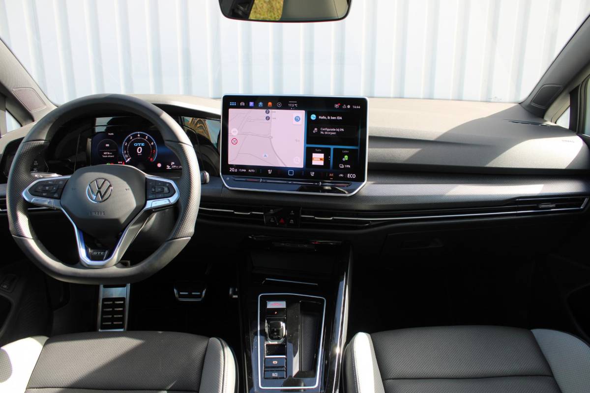 Volkswagen Golf Volkswagen Golf 1.5 eHybrid GTE | Incl. 12 maanden garantie | Schuif/kantel dak | Stoel/Stuur verwarming | Stoel ventilatie | Trekhaak | Apple CarPlay/Android Auto | Head-Up Display | Adaptieve cruise control | Achterruitrijcamera | Keyless Entry/Start | Climate Controle | Parkeersensoren | Parkeer Assistentie | IQ.Lights | Navigatie |