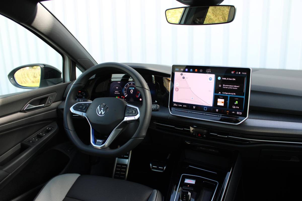 Volkswagen Golf Volkswagen Golf 1.5 eHybrid GTE | Incl. 12 maanden garantie | Schuif/kantel dak | Stoel/Stuur verwarming | Stoel ventilatie | Trekhaak | Apple CarPlay/Android Auto | Head-Up Display | Adaptieve cruise control | Achterruitrijcamera | Keyless Entry/Start | Climate Controle | Parkeersensoren | Parkeer Assistentie | IQ.Lights | Navigatie |