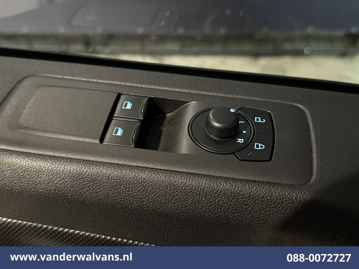 Ford Transit Custom Ford Transit Custom 2.0 TDCI 136pk L2H1 Euro6 Airco | Leder | Camera | LED | Apple Carplay | Cruisecontrol Android Auto, Verwarmde voorruit, Parkeersensoren, Bijrijdersbank, 2740kg trekvermogen