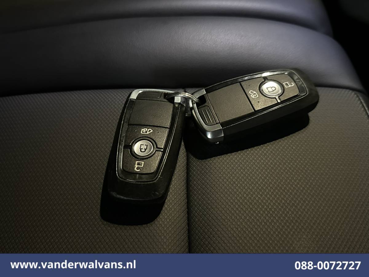 Ford Transit Custom Ford Transit Custom 2.0 TDCI 136pk L2H1 Euro6 Airco | Leder | Camera | LED | Apple Carplay | Cruisecontrol Android Auto, Verwarmde voorruit, Parkeersensoren, Bijrijdersbank, 2740kg trekvermogen