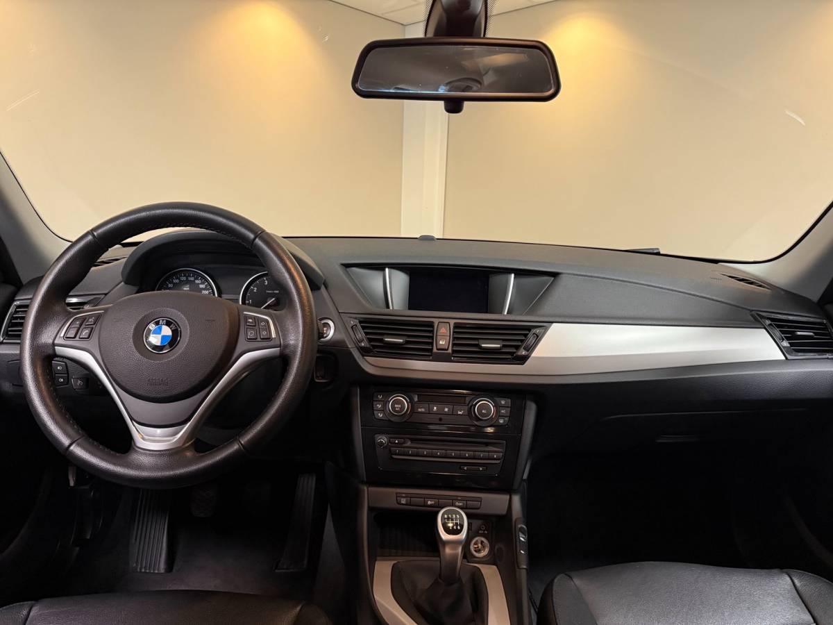 BMW X1 BMW X1 SDrive20i Upgrade Edition *Parelmoer* Leer|Trekhaak|Navi|Cruise|Climate|Bluetooth|PDC|NAP