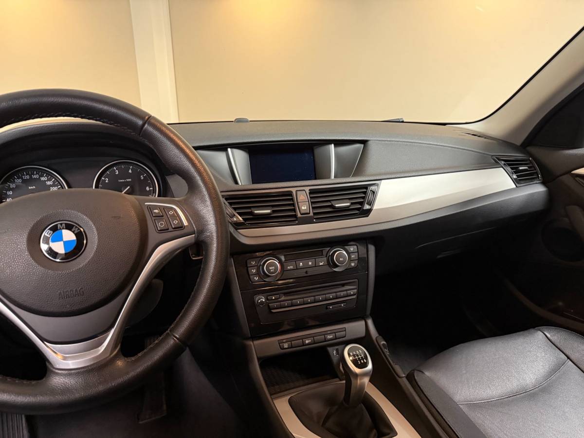 BMW X1 BMW X1 SDrive20i Upgrade Edition *Parelmoer* Leer|Trekhaak|Navi|Cruise|Climate|Bluetooth|PDC|NAP