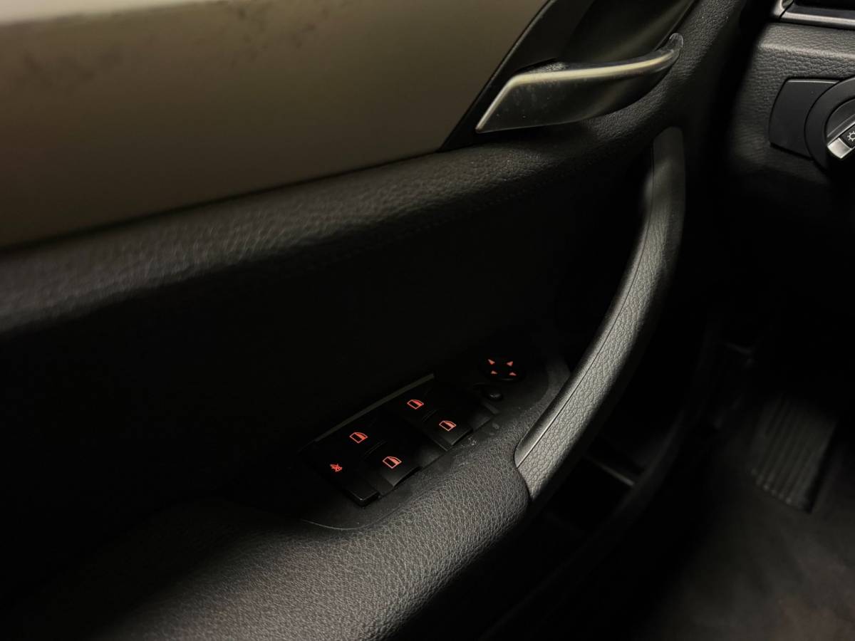 BMW X1 BMW X1 SDrive20i Upgrade Edition *Parelmoer* Leer|Trekhaak|Navi|Cruise|Climate|Bluetooth|PDC|NAP