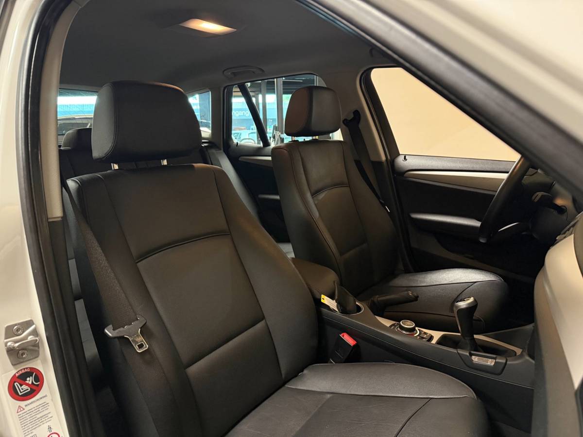 BMW X1 BMW X1 SDrive20i Upgrade Edition *Parelmoer* Leer|Trekhaak|Navi|Cruise|Climate|Bluetooth|PDC|NAP