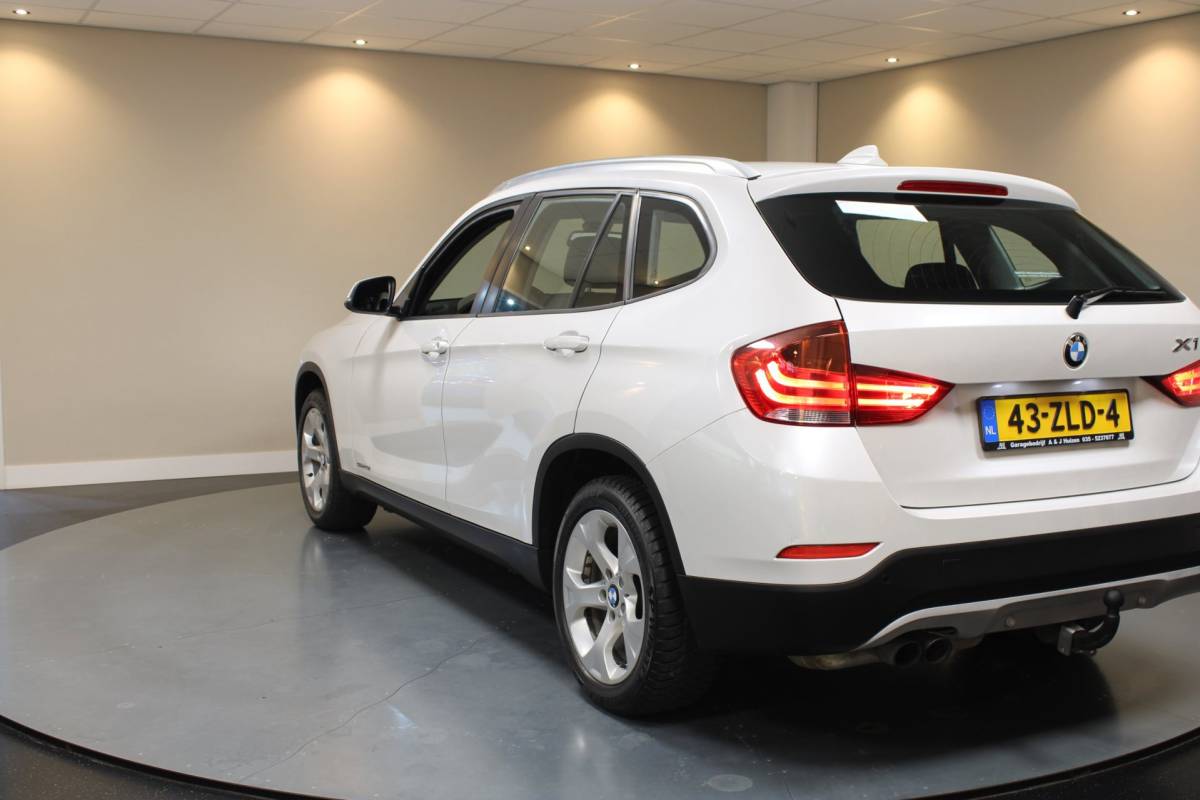 BMW X1 BMW X1 SDrive20i Upgrade Edition *Parelmoer* Leer|Trekhaak|Navi|Cruise|Climate|Bluetooth|PDC|NAP