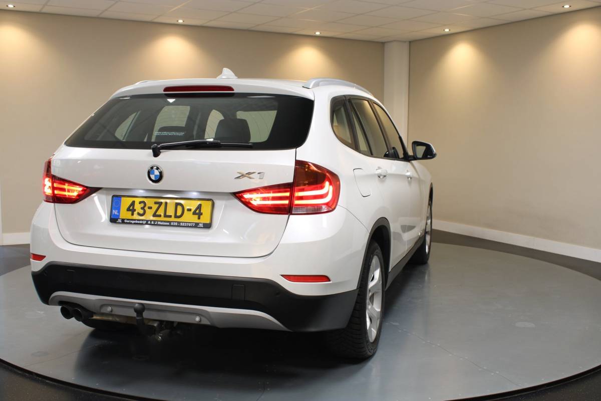 BMW X1 BMW X1 SDrive20i Upgrade Edition *Parelmoer* Leer|Trekhaak|Navi|Cruise|Climate|Bluetooth|PDC|NAP