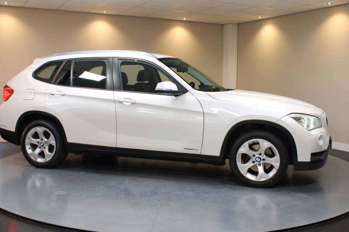 BMW X1 BMW X1 SDrive20i Upgrade Edition *Parelmoer* Leer|Trekhaak|Navi|Cruise|Climate|Bluetooth|PDC|NAP