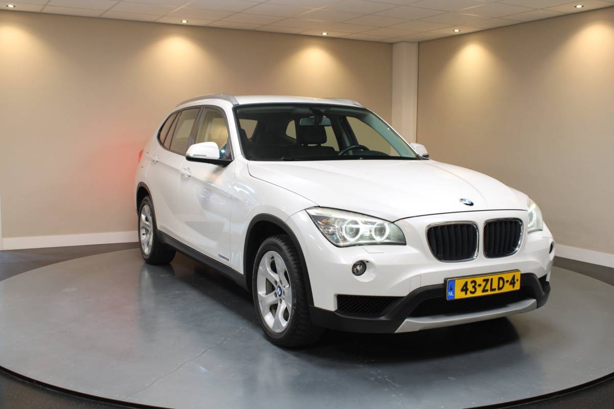 BMW X1 BMW X1 SDrive20i Upgrade Edition *Parelmoer* Leer|Trekhaak|Navi|Cruise|Climate|Bluetooth|PDC|NAP
