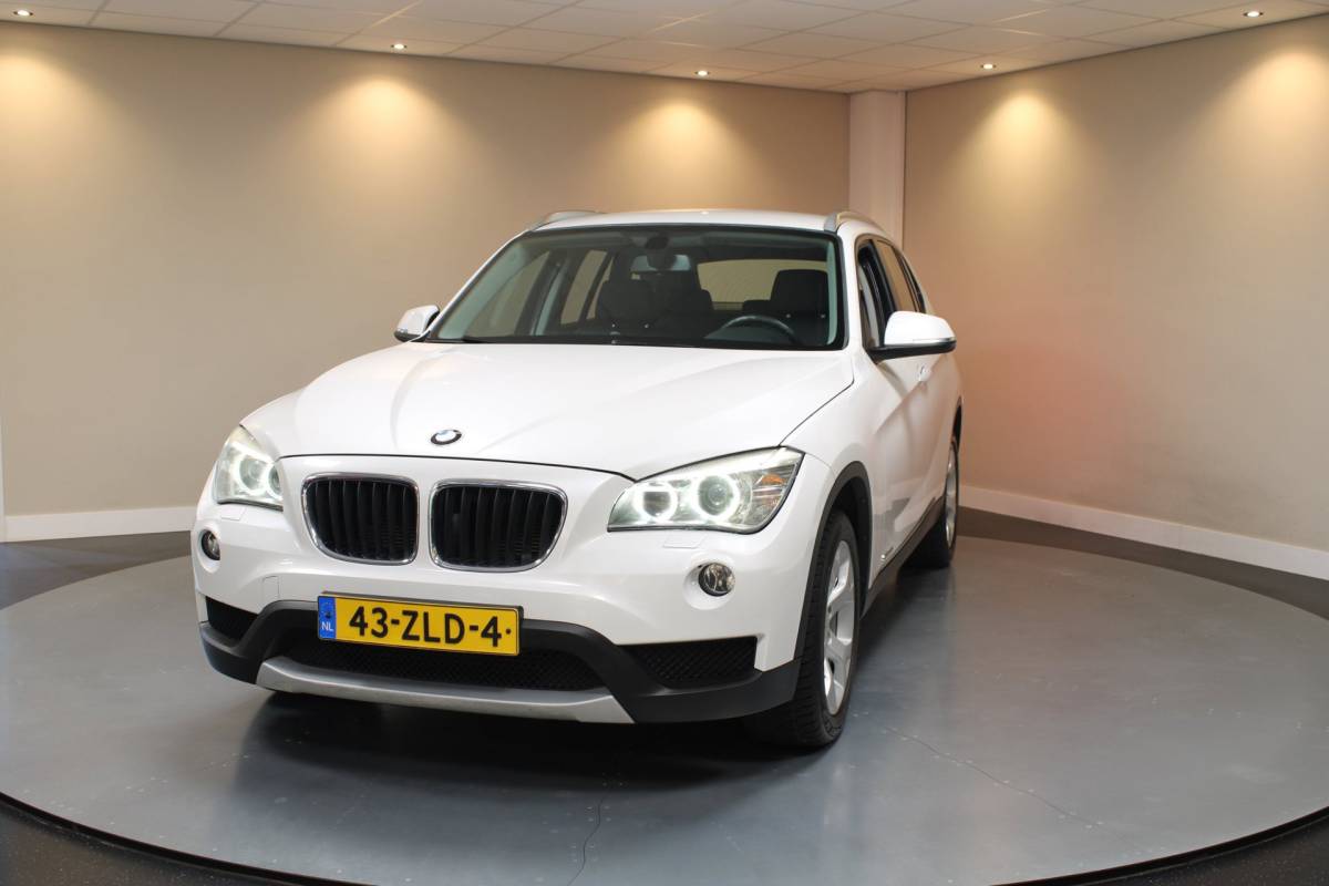BMW X1 BMW X1 SDrive20i Upgrade Edition *Parelmoer* Leer|Trekhaak|Navi|Cruise|Climate|Bluetooth|PDC|NAP