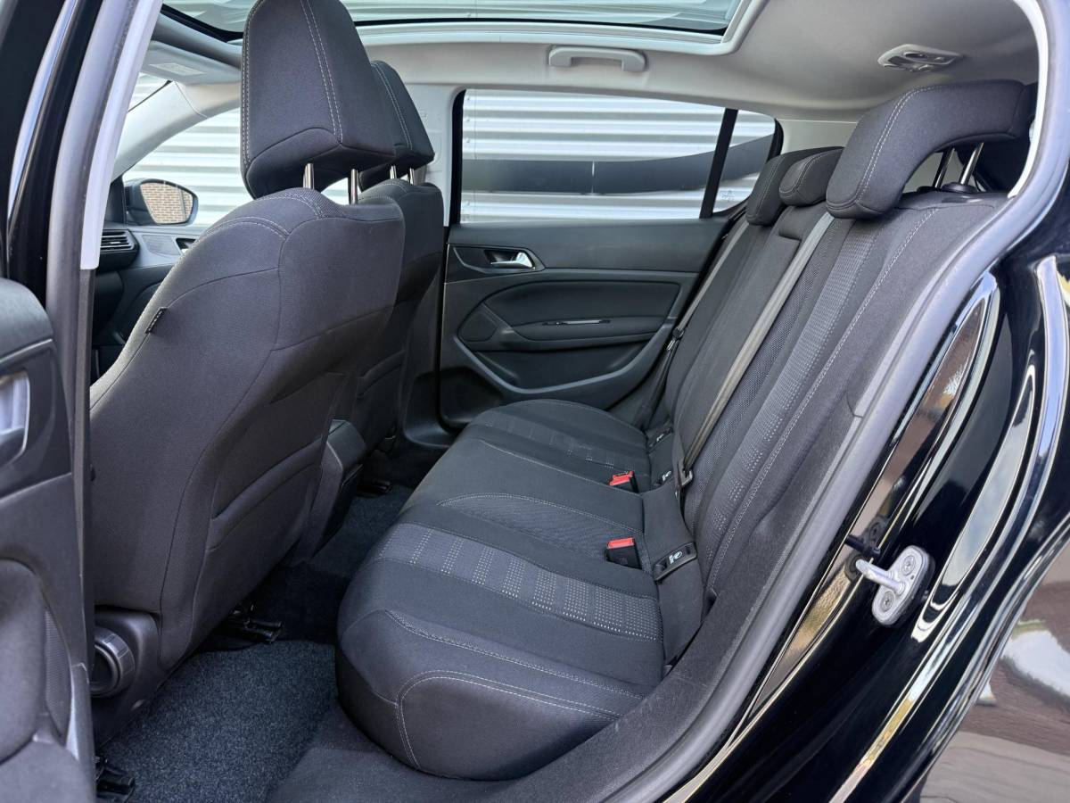 Peugeot 308 Peugeot 308 1.2 PureTech Blue Lease Premium Pano|Clima|Cruise|Trekhaak|PDC|Elek ramen|Lm velgen|D-riem vv in 2024|APK tot 09-2027