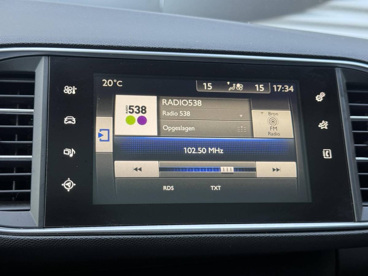 Peugeot 308 Peugeot 308 1.2 PureTech Blue Lease Premium Pano|Clima|Cruise|Trekhaak|PDC|Elek ramen|Lm velgen|D-riem vv in 2024|APK tot 09-2027