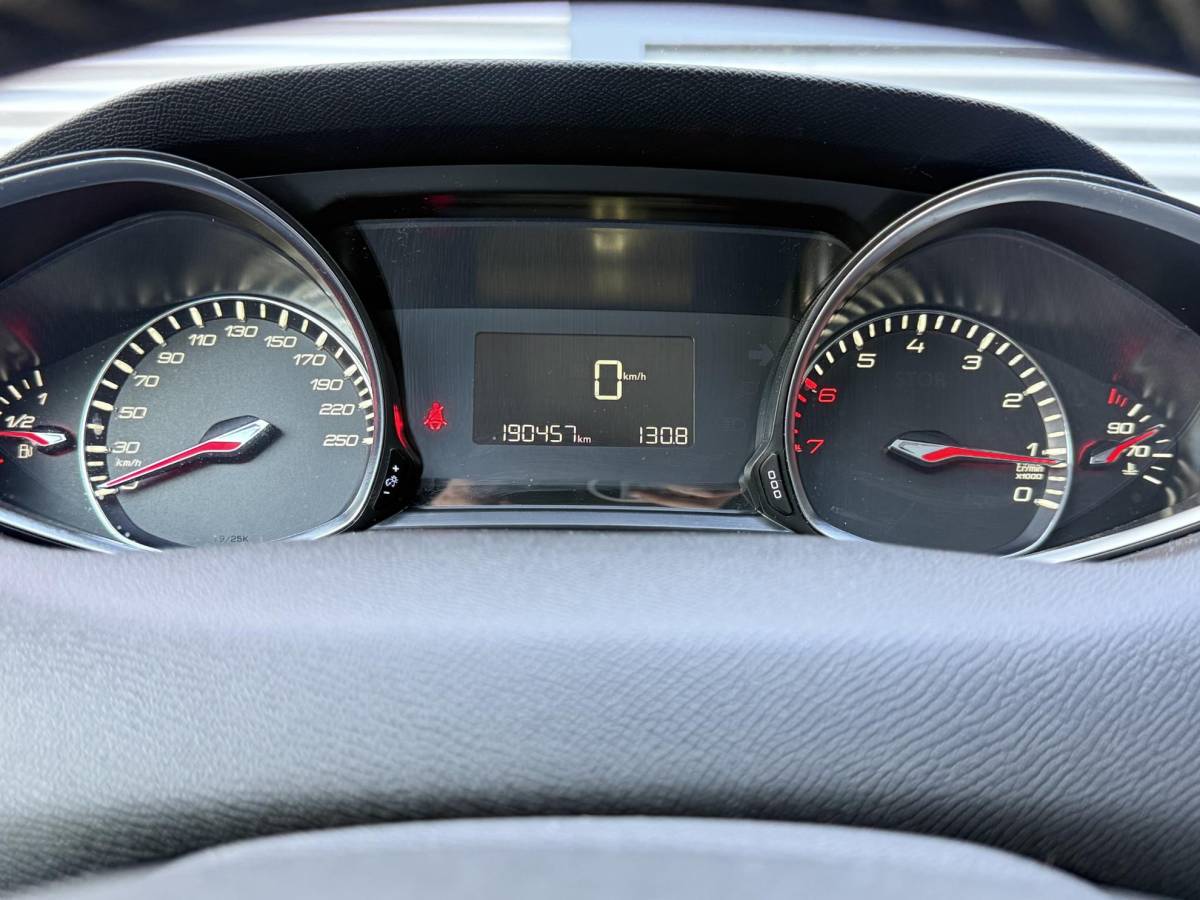 Peugeot 308 Peugeot 308 1.2 PureTech Blue Lease Premium Pano|Clima|Cruise|Trekhaak|PDC|Elek ramen|Lm velgen|D-riem vv in 2024|APK tot 09-2027