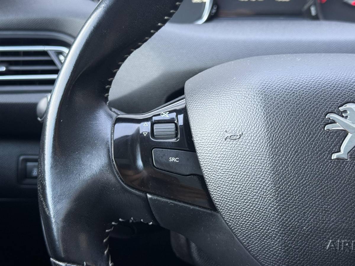 Peugeot 308 Peugeot 308 1.2 PureTech Blue Lease Premium Pano|Clima|Cruise|Trekhaak|PDC|Elek ramen|Lm velgen|D-riem vv in 2024|APK tot 09-2027