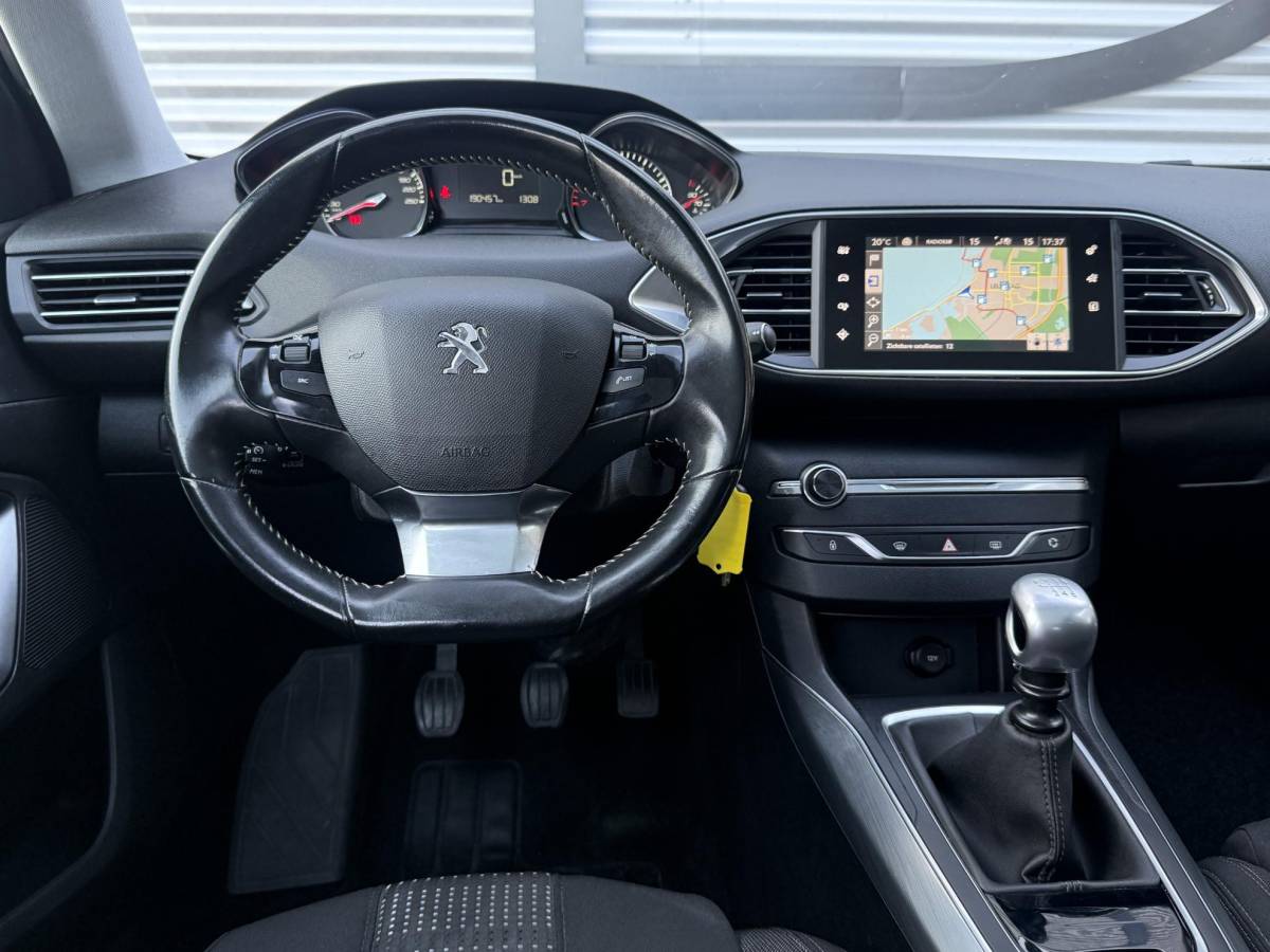 Peugeot 308 Peugeot 308 1.2 PureTech Blue Lease Premium Pano|Clima|Cruise|Trekhaak|PDC|Elek ramen|Lm velgen|D-riem vv in 2024|APK tot 09-2027
