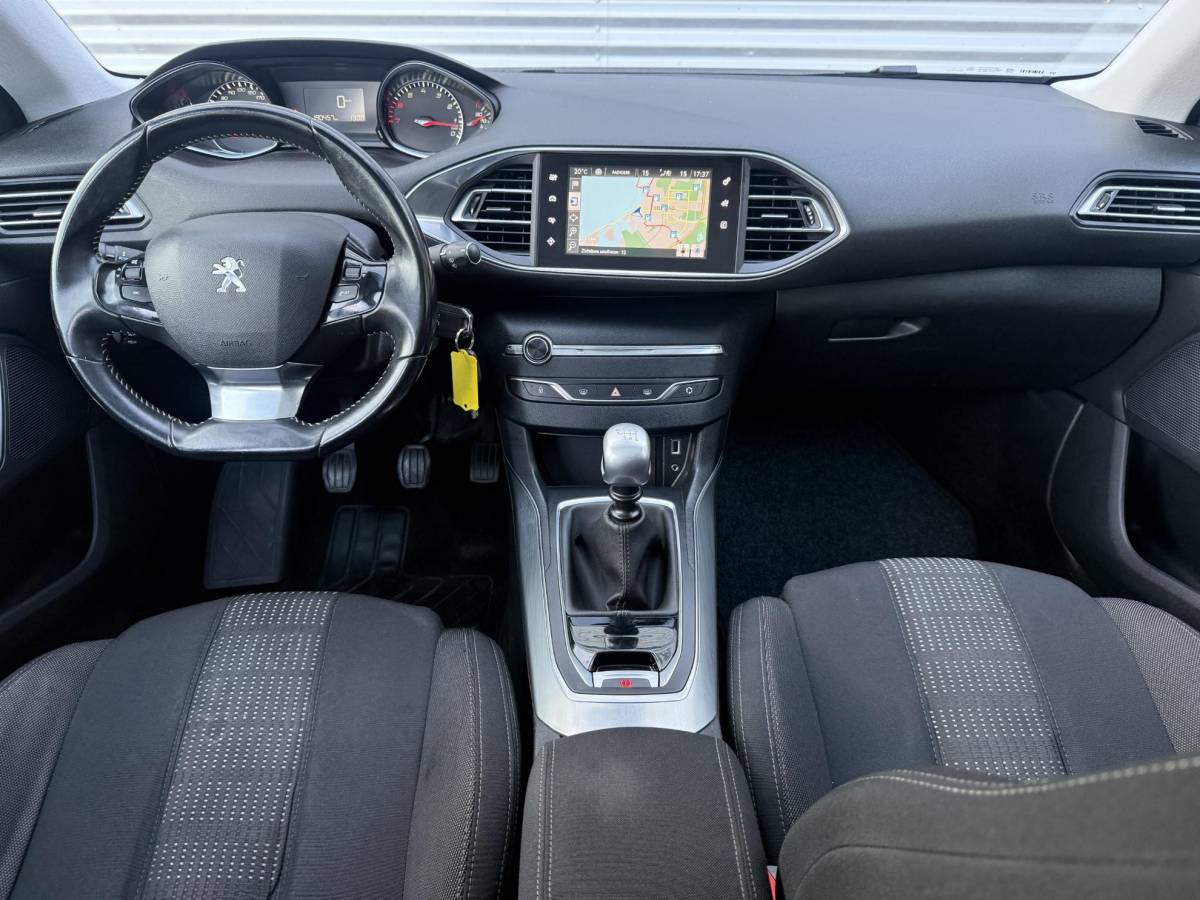 Peugeot 308 Peugeot 308 1.2 PureTech Blue Lease Premium Pano|Clima|Cruise|Trekhaak|PDC|Elek ramen|Lm velgen|D-riem vv in 2024|APK tot 09-2027