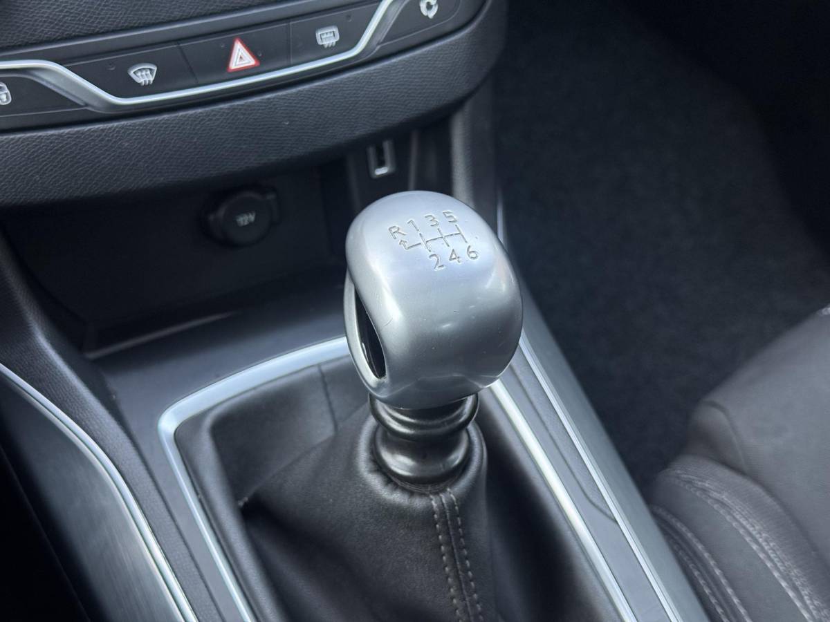 Peugeot 308 Peugeot 308 1.2 PureTech Blue Lease Premium Pano|Clima|Cruise|Trekhaak|PDC|Elek ramen|Lm velgen|D-riem vv in 2024|APK tot 09-2027