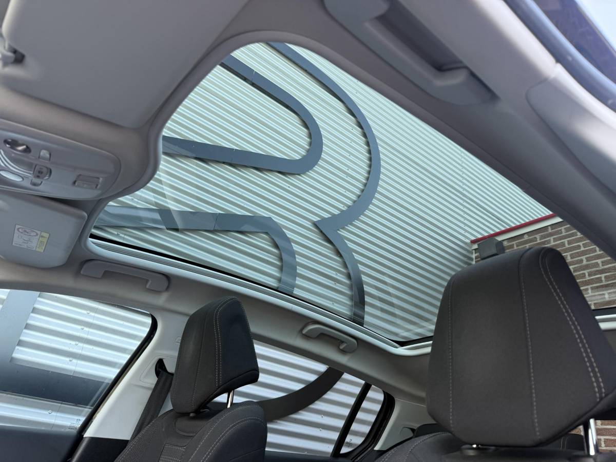 Peugeot 308 Peugeot 308 1.2 PureTech Blue Lease Premium Pano|Clima|Cruise|Trekhaak|PDC|Elek ramen|Lm velgen|D-riem vv in 2024|APK tot 09-2027