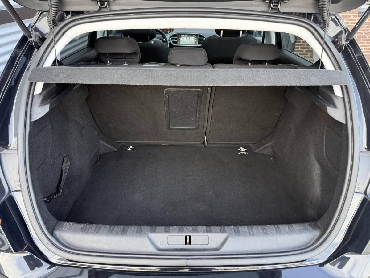 Peugeot 308 Peugeot 308 1.2 PureTech Blue Lease Premium Pano|Clima|Cruise|Trekhaak|PDC|Elek ramen|Lm velgen|D-riem vv in 2024|APK tot 09-2027