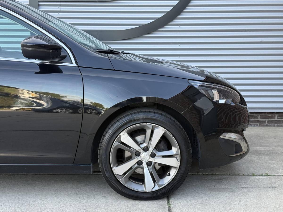 Peugeot 308 Peugeot 308 1.2 PureTech Blue Lease Premium Pano|Clima|Cruise|Trekhaak|PDC|Elek ramen|Lm velgen|D-riem vv in 2024|APK tot 09-2027
