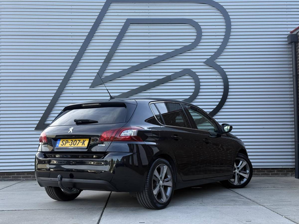 Peugeot 308 Peugeot 308 1.2 PureTech Blue Lease Premium Pano|Clima|Cruise|Trekhaak|PDC|Elek ramen|Lm velgen|D-riem vv in 2024|APK tot 09-2027