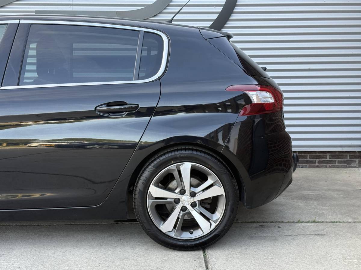Peugeot 308 Peugeot 308 1.2 PureTech Blue Lease Premium Pano|Clima|Cruise|Trekhaak|PDC|Elek ramen|Lm velgen|D-riem vv in 2024|APK tot 09-2027