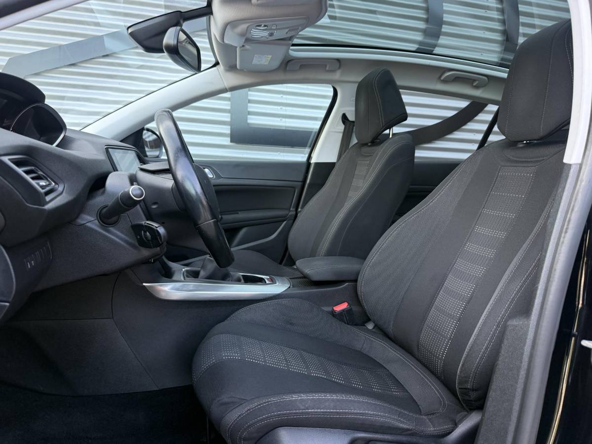 Peugeot 308 Peugeot 308 1.2 PureTech Blue Lease Premium Pano|Clima|Cruise|Trekhaak|PDC|Elek ramen|Lm velgen|D-riem vv in 2024|APK tot 09-2027