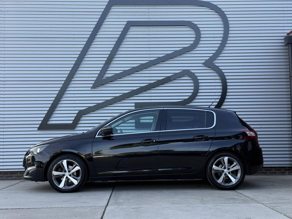 Peugeot 308 Peugeot 308 1.2 PureTech Blue Lease Premium Pano|Clima|Cruise|Trekhaak|PDC|Elek ramen|Lm velgen|D-riem vv in 2024|APK tot 09-2027