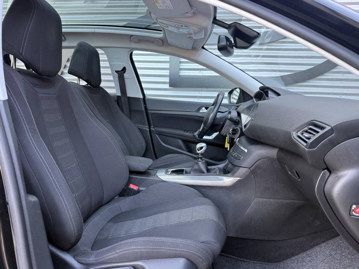 Peugeot 308 Peugeot 308 1.2 PureTech Blue Lease Premium Pano|Clima|Cruise|Trekhaak|PDC|Elek ramen|Lm velgen|D-riem vv in 2024|APK tot 09-2027
