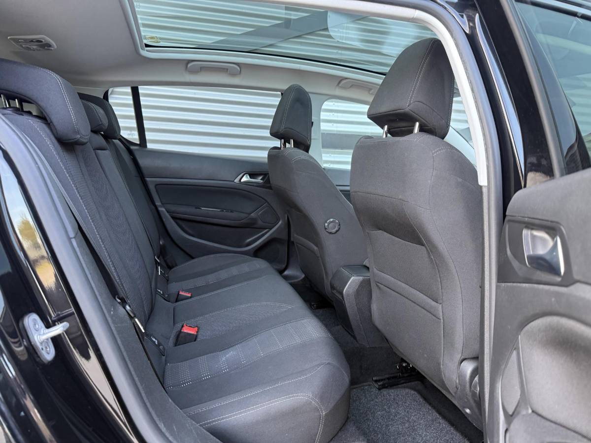Peugeot 308 Peugeot 308 1.2 PureTech Blue Lease Premium Pano|Clima|Cruise|Trekhaak|PDC|Elek ramen|Lm velgen|D-riem vv in 2024|APK tot 09-2027