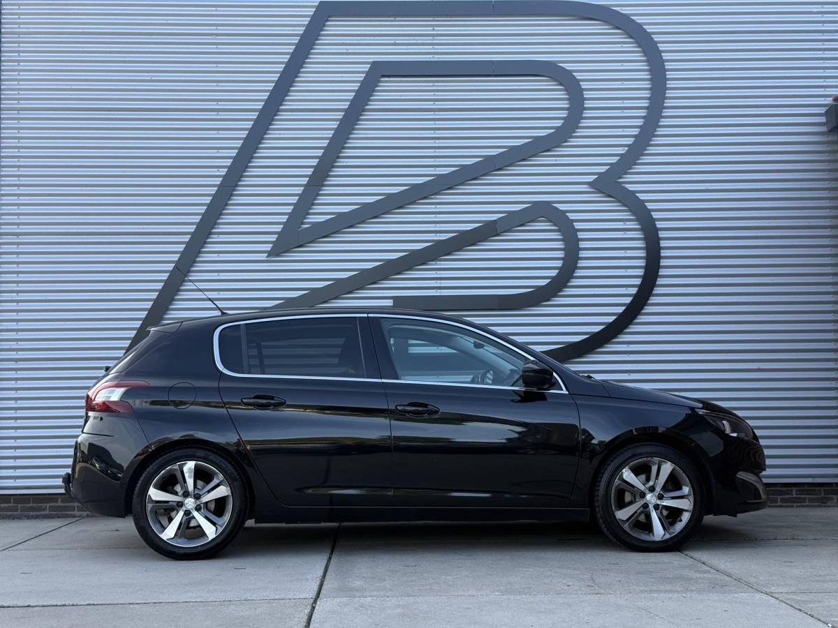 Peugeot 308 Peugeot 308 1.2 PureTech Blue Lease Premium Pano|Clima|Cruise|Trekhaak|PDC|Elek ramen|Lm velgen|D-riem vv in 2024|APK tot 09-2027
