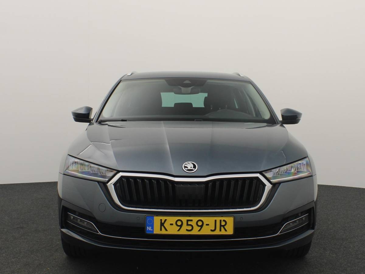 Škoda Octavia Skoda Octavia Combi 1.0 e-TSI Business Edition AUTOMAAT / TREKHAAK / FULL LED / CARPLAY / NAVI / CLIMA / PDC / NL-AUTO