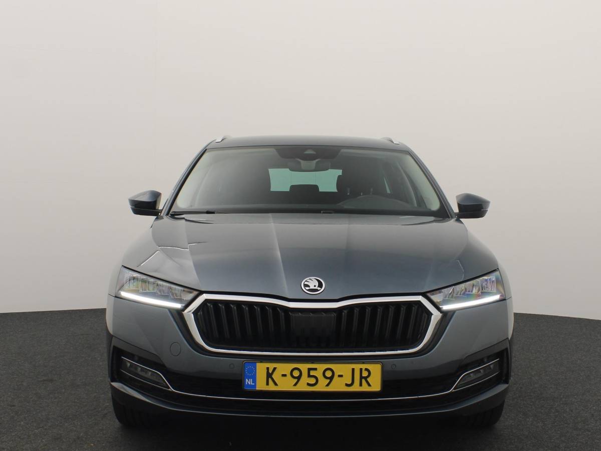 Škoda Octavia Skoda Octavia Combi 1.0 e-TSI Business Edition AUTOMAAT / TREKHAAK / FULL LED / CARPLAY / NAVI / CLIMA / PDC / NL-AUTO