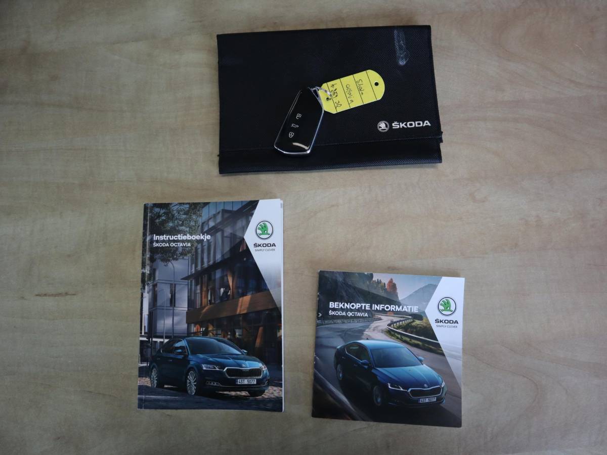 Škoda Octavia Skoda Octavia Combi 1.0 e-TSI Business Edition AUTOMAAT / TREKHAAK / FULL LED / CARPLAY / NAVI / CLIMA / PDC / NL-AUTO