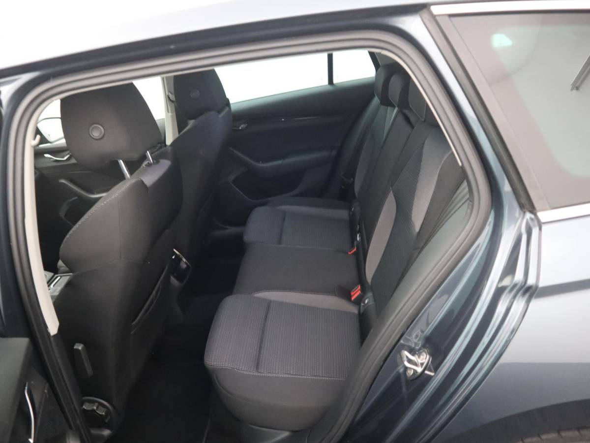 Škoda Octavia Skoda Octavia Combi 1.0 e-TSI Business Edition AUTOMAAT / TREKHAAK / FULL LED / CARPLAY / NAVI / CLIMA / PDC / NL-AUTO