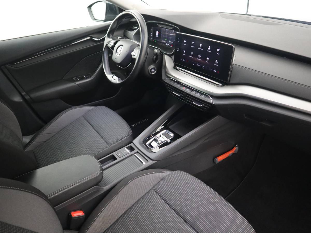Škoda Octavia Skoda Octavia Combi 1.0 e-TSI Business Edition AUTOMAAT / TREKHAAK / FULL LED / CARPLAY / NAVI / CLIMA / PDC / NL-AUTO
