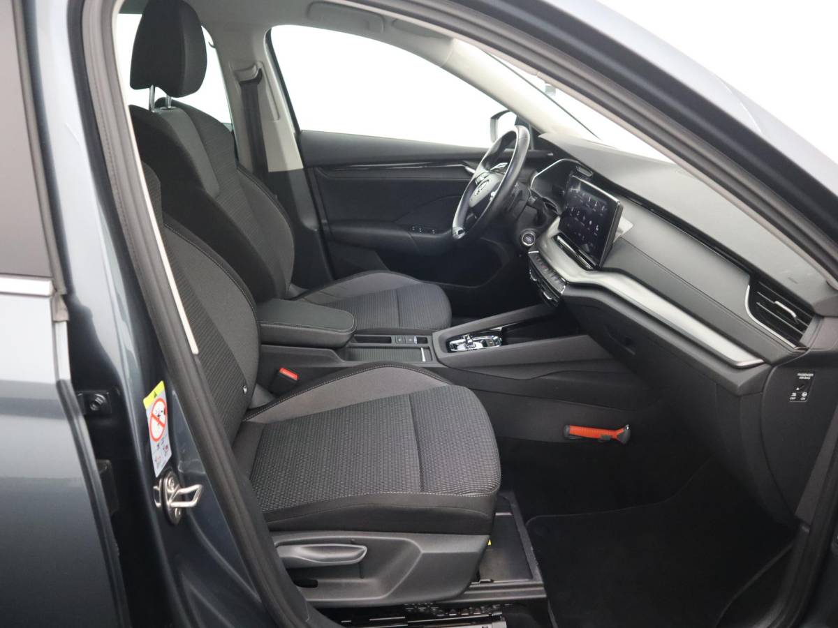 Škoda Octavia Skoda Octavia Combi 1.0 e-TSI Business Edition AUTOMAAT / TREKHAAK / FULL LED / CARPLAY / NAVI / CLIMA / PDC / NL-AUTO