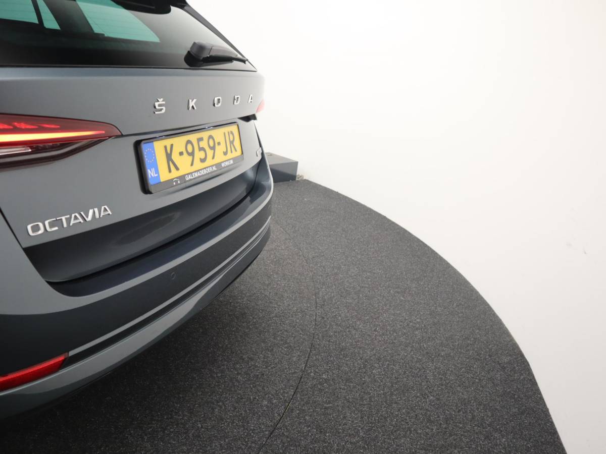 Škoda Octavia Skoda Octavia Combi 1.0 e-TSI Business Edition AUTOMAAT / TREKHAAK / FULL LED / CARPLAY / NAVI / CLIMA / PDC / NL-AUTO