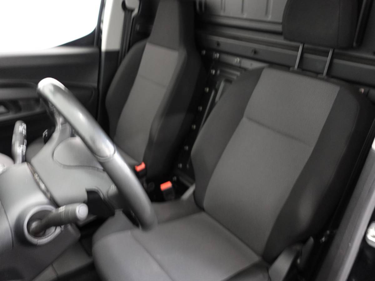 Opel Combo Opel Combo Opel Combo 1.5D 130 pk Aut-8 L2H1 Edition Trekhaak Navigatie Apple CarPlay Android Auto Camera Parkeerhulp Cruise Control Stuurverwarming Airco