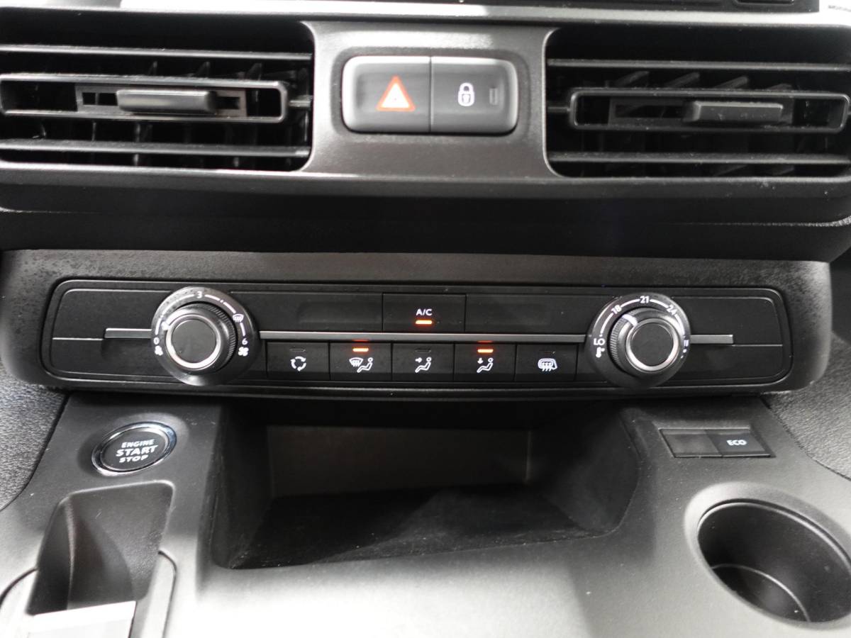 Opel Combo Opel Combo Opel Combo 1.5D 130 pk Aut-8 L2H1 Edition Trekhaak Navigatie Apple CarPlay Android Auto Camera Parkeerhulp Cruise Control Stuurverwarming Airco