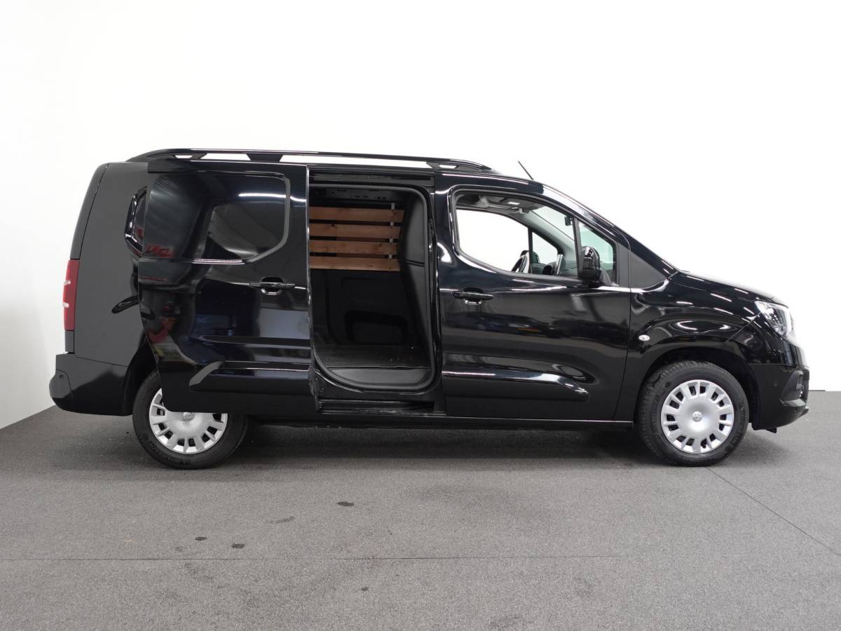 Opel Combo Opel Combo Opel Combo 1.5D 130 pk Aut-8 L2H1 Edition Trekhaak Navigatie Apple CarPlay Android Auto Camera Parkeerhulp Cruise Control Stuurverwarming Airco