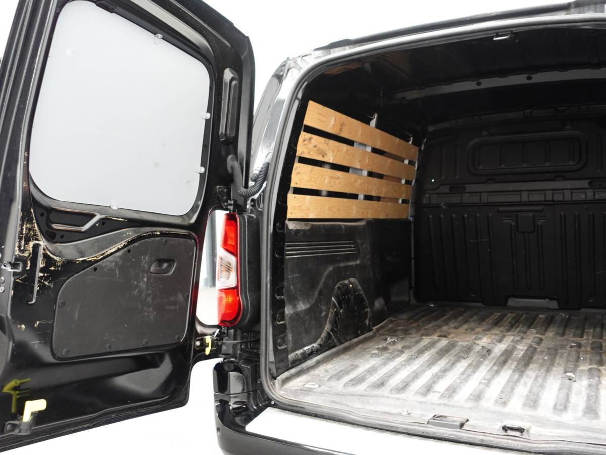 Opel Combo Opel Combo Opel Combo 1.5D 130 pk Aut-8 L2H1 Edition Trekhaak Navigatie Apple CarPlay Android Auto Camera Parkeerhulp Cruise Control Stuurverwarming Airco