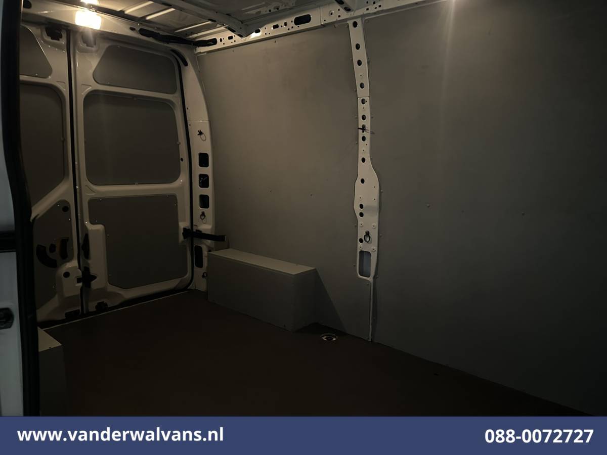 Renault Master Renault Master 2.3 dCi 136pk L2H2 Euro6 Airco | Navigatie | Camera | Trekhaak | Cruisecontrol Parkeersensoren, Bijrijdersbank