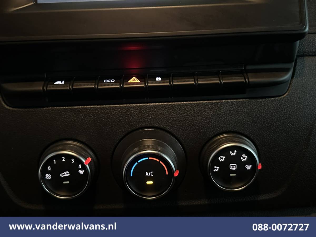 Renault Master Renault Master 2.3 dCi 136pk L2H2 Euro6 Airco | Navigatie | Camera | Trekhaak | Cruisecontrol Parkeersensoren, Bijrijdersbank