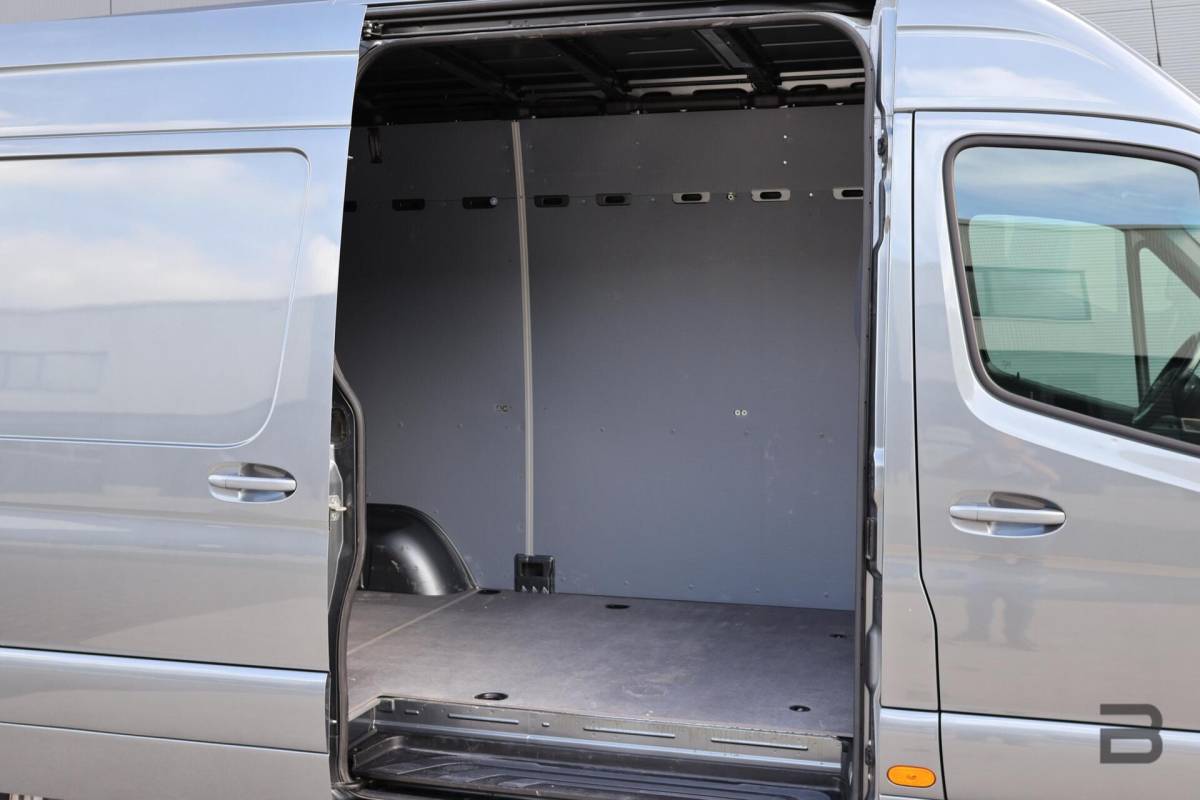 Mercedes-Benz Sprinter Mercedes Sprinter bestel 319 1.9 CDI L2H2 / LED / Geveerde Stoel / Groot Navi / Leer / Camera