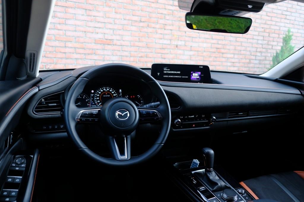 Mazda CX-30 Mazda CX-30 2.5 e-SkyActiv-G M Hybrid 140pk Aut. Nagisa – Head-up display – Bose – Adaptieve cruise – Achteruitrijcamera – Dodehoekdetectie – Stoelverwarming – Elektrische achterklep – Keyless