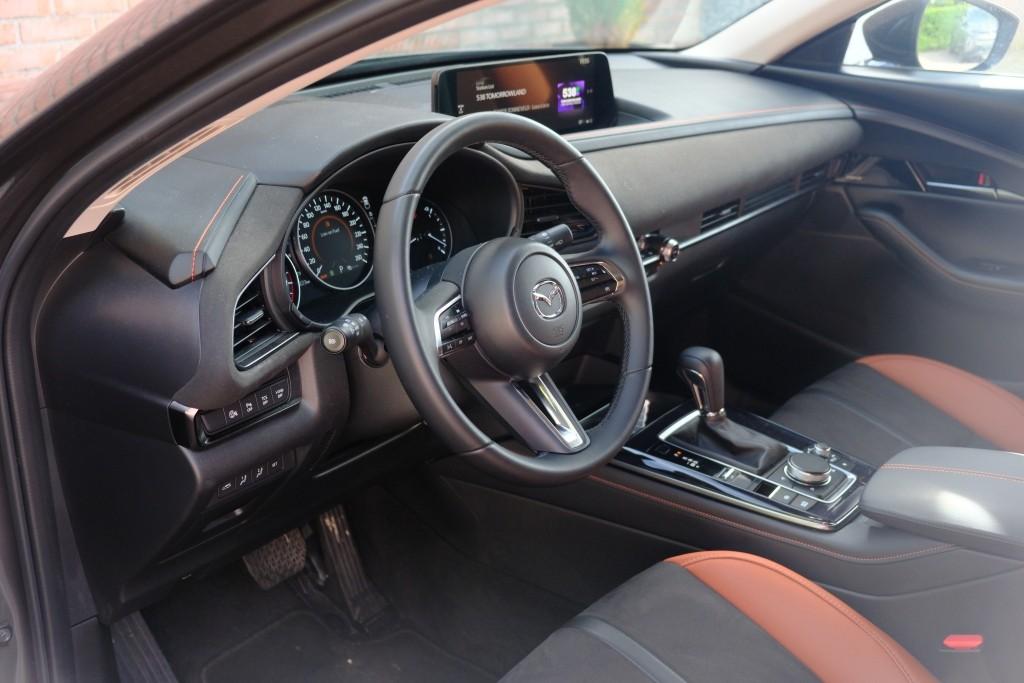 Mazda CX-30 Mazda CX-30 2.5 e-SkyActiv-G M Hybrid 140pk Aut. Nagisa – Head-up display – Bose – Adaptieve cruise – Achteruitrijcamera – Dodehoekdetectie – Stoelverwarming – Elektrische achterklep – Keyless