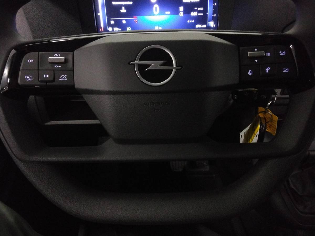 Opel Vivaro Opel Vivaro 1.5 Diesel 120pk L3 Dubbele Cabine Apple Carplay /  Android Auto Parkeersensoren V+A Trekhaak Camera Navigatie Cruise Control LED koplampen houten afwerking laadruimte
