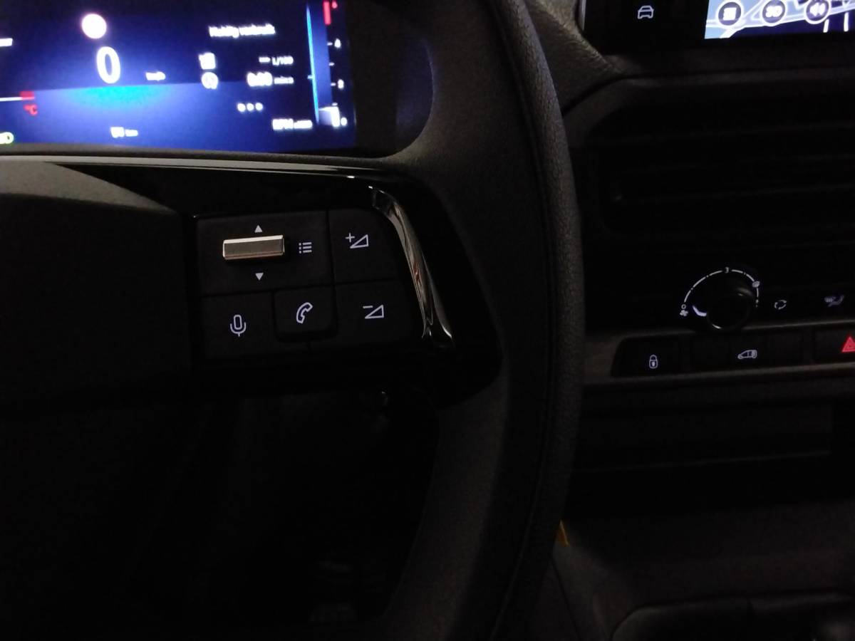 Opel Vivaro Opel Vivaro 1.5 Diesel 120pk L3 Dubbele Cabine Apple Carplay /  Android Auto Parkeersensoren V+A Trekhaak Camera Navigatie Cruise Control LED koplampen houten afwerking laadruimte
