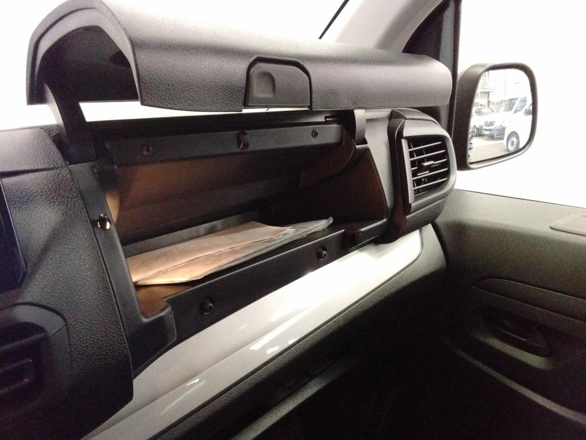 Opel Vivaro Opel Vivaro 1.5 Diesel 120pk L3 Dubbele Cabine Apple Carplay /  Android Auto Parkeersensoren V+A Trekhaak Camera Navigatie Cruise Control LED koplampen houten afwerking laadruimte