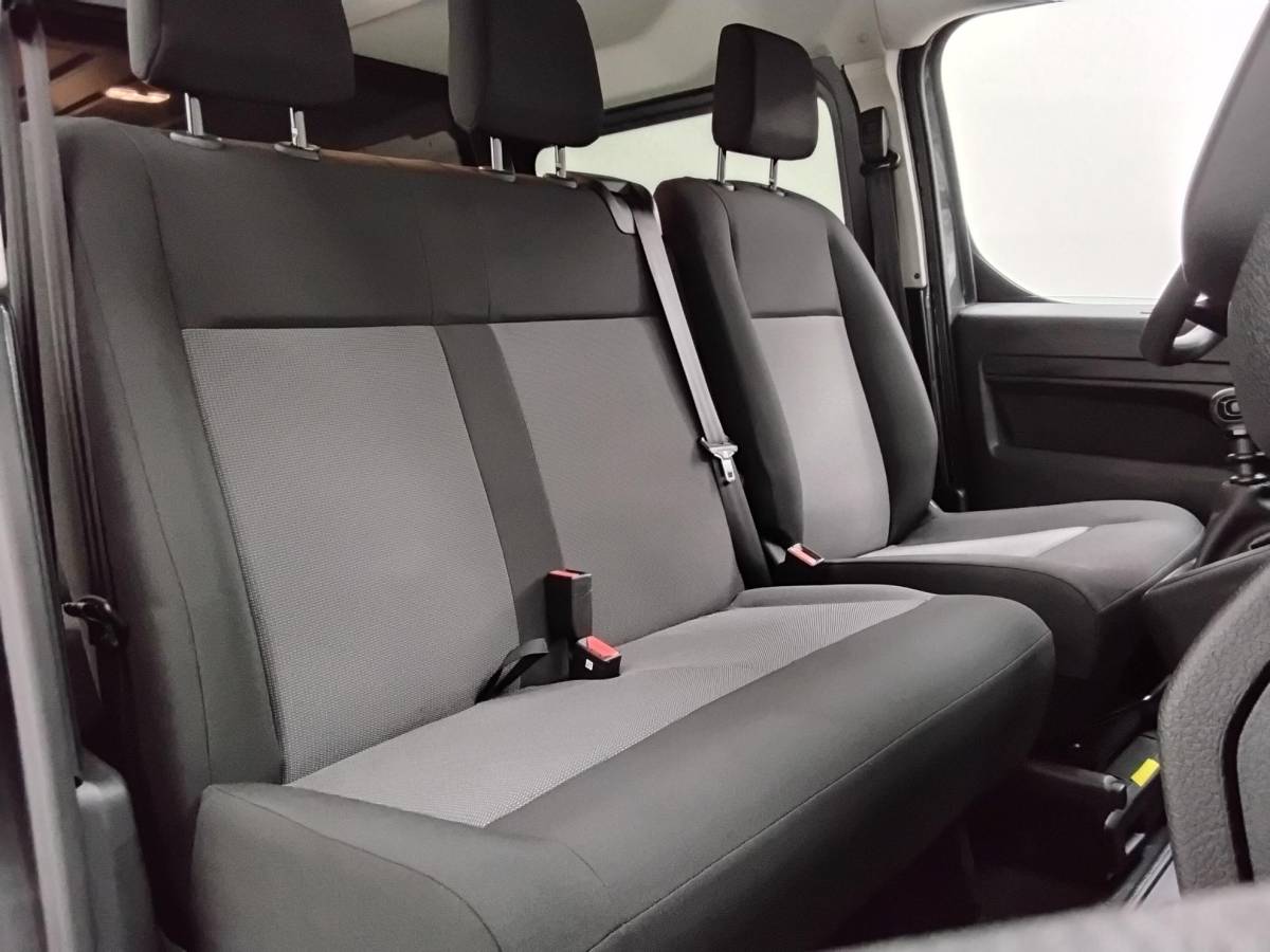 Opel Vivaro Opel Vivaro 1.5 Diesel 120pk L3 Dubbele Cabine Apple Carplay /  Android Auto Parkeersensoren V+A Trekhaak Camera Navigatie Cruise Control LED koplampen houten afwerking laadruimte